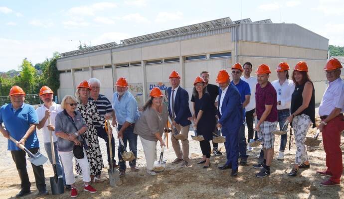 Geben den Startschuss: Bürgermeister Heiko Genthner (Mitte, mit Krawatte), Architektin Bärbel Hoffmann (rechts daneben) und Abgeordneter Alfred Bamberger (rechts daneben) beim Spatenstich.
