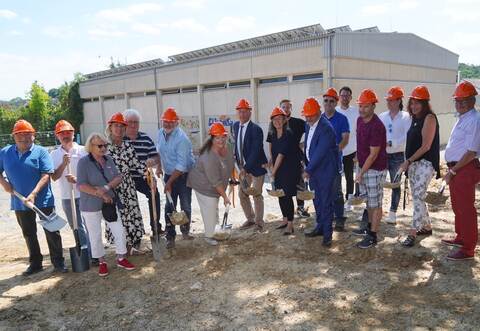 Geben den Startschuss: Bürgermeister Heiko Genthner (Mitte, mit Krawatte), Architektin Bärbel Hoffmann (rechts daneben) und Abgeordneter Alfred Bamberger (rechts daneben) beim Spatenstich.