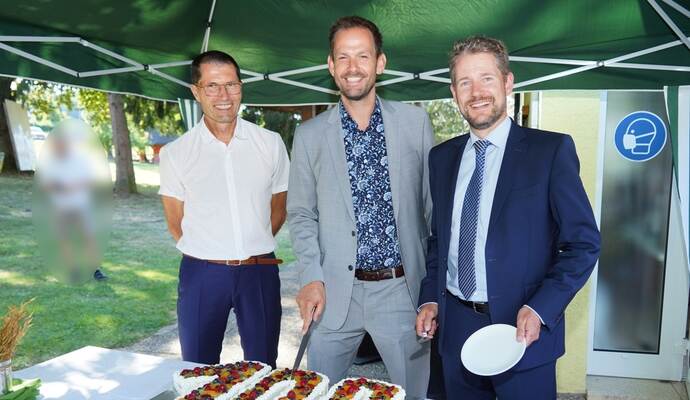 Süßes zum Jubiläum: Geschäftsführer Raimund Schmidt (von links), Landrat Bastian Rosenau und Bürgermeister Luca Wilhelm Prayon schneiden die Jubiläumstorte an.