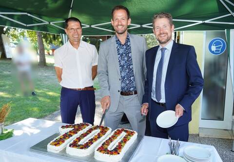 Süßes zum Jubiläum: Geschäftsführer Raimund Schmidt (von links), Landrat Bastian Rosenau und Bürgermeister Luca Wilhelm Prayon schneiden die Jubiläumstorte an.