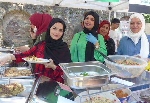 Fröhliche Stimmung herrschte trotz Andrangs am reich bestückten internationalen Buffet.