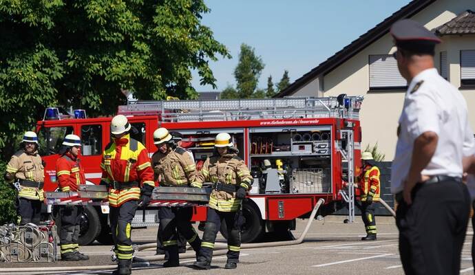 Stehen unter Beobachtung: Bei der Abnahme der Leistungsabzeichen in Dürrn müssen sich die Feuerwehrleute an genau festgelegte Abläufe halten.