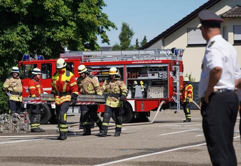 Stehen unter Beobachtung: Bei der Abnahme der Leistungsabzeichen in Dürrn müssen sich die Feuerwehrleute an genau festgelegte Abläufe halten.