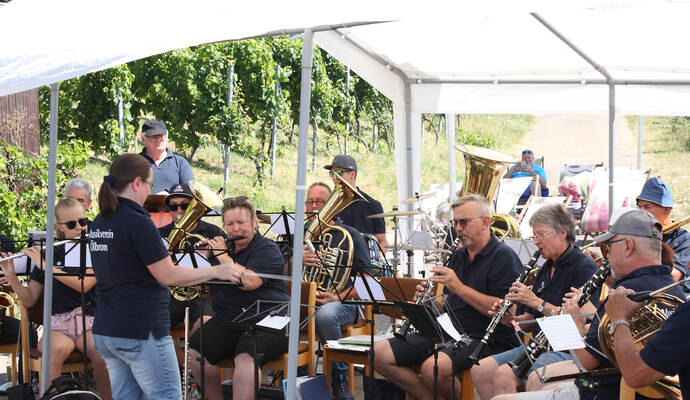 Mitten in den Weinbergen auf dem Dürrner Eichelberg gab es für die Besucherinnen und Besucher zur Blasmusik leckeres Essen und das ein oder andere Glas Wein.