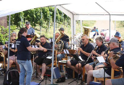 Mitten in den Weinbergen auf dem Dürrner Eichelberg gab es für die Besucherinnen und Besucher zur Blasmusik leckeres Essen und das ein oder andere Glas Wein.