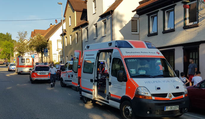 Das Deutsche Rote Kreuz ist mit zahlreichen Helfern an der Einsatzstelle in Maulbronn.