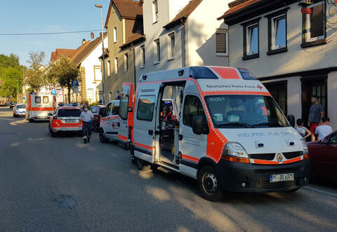Das Deutsche Rote Kreuz ist mit zahlreichen Helfern an der Einsatzstelle in Maulbronn.