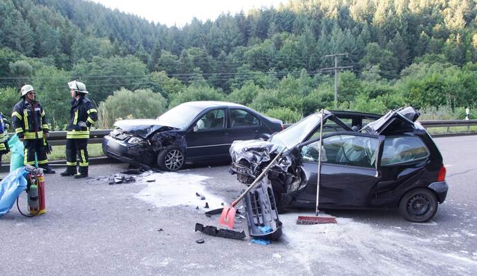 Drei Menschen sind am Dienstagmorgen bei einem Unfall auf der B294 bei Birkenfeld leicht verletzt worden.