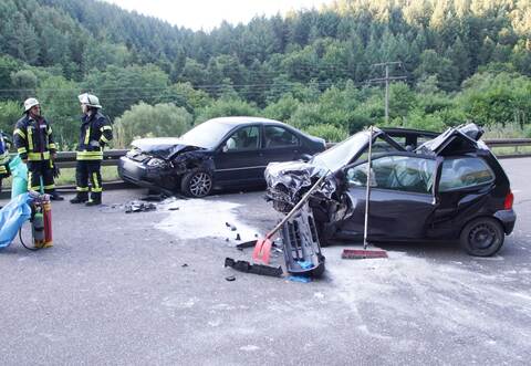 Drei Menschen sind am Dienstagmorgen bei einem Unfall auf der B294 bei Birkenfeld leicht verletzt worden.