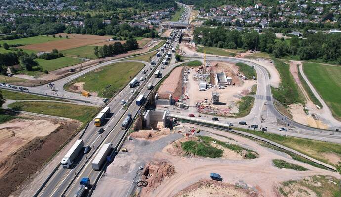 Widerlager der neuen B10-Behelfsbrücke in Höhe der Anschlussstelle Pforzheim-Ost.
