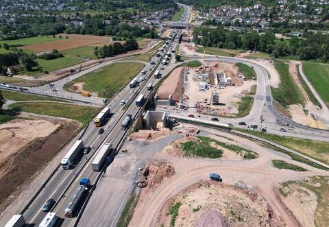 Widerlager der neuen B10-Behelfsbrücke in Höhe der Anschlussstelle Pforzheim-Ost.