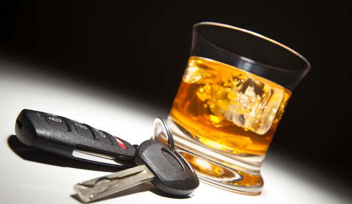 Die Polizei hat in Ispringen einen betrunkenen Autofahrer erwischt. Alcoholic Drink and Car Keys Under Spot Light.