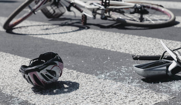 Der Radfahrer musste in eine Klinik gebracht werden.