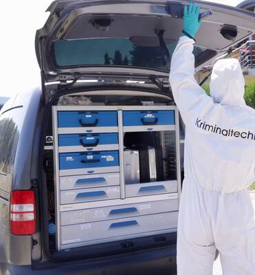 Kriminaltechniker durchsuchen am Tag nach dem furchtbaren Fund das Haus, in dem die Frau offenbar entdeckt worden ist. Kriminaltechniker durchsuchen am Tag nach dem furchtbaren Fund das Haus, in dem die Frau offenbar entdeckt worden ist.