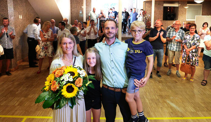Freude nach der Verkündung in Ersingen: Wahlsieger Thomas Maag freut sich mit Ehefrau Sabine und den Kindern Ella (10 Jahre) und Luis (7 Jahre).