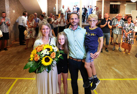 Freude nach der Verkündung in Ersingen: Wahlsieger Thomas Maag freut sich mit Ehefrau Sabine und den Kindern Ella (10 Jahre) und Luis (7 Jahre).