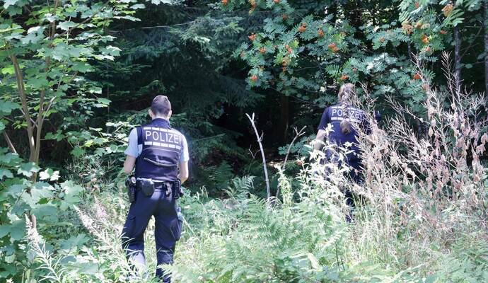 Mit "starken Kräften" hat die Polizei nach einem Leichenfund in Dobel den Kurort abgesucht. Mit "starken Kräften" hat die Polizei nach einem Leichenfund in Dobel den Kurort abgesucht.