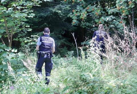 Mit "starken Kräften" hat die Polizei nach einem Leichenfund in Dobel den Kurort abgesucht.