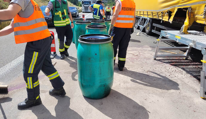 Der Lkw blockierte aufgrund der Vollbremsung und eines Defekts lange die mittlere Fahrspur. Der Lkw blockierte aufgrund der Vollbremsung und eines Defekts lange die mittlere Fahrspur.