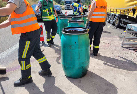 Der Lkw blockierte aufgrund der Vollbremsung und eines Defekts lange die mittlere Fahrspur.