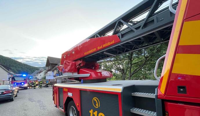 35 Einsatzkräfte der Feuerwehr haben das Feuer bekämpft. 35 Einsatzkräfte der Feuerwehr haben das Feuer bekämpft.