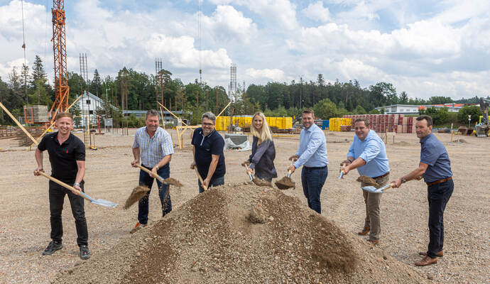 Den symbolischen Spatenstich machten Igor Reisisch (Geschäftsführer Brönner Bautechnik, von links), Carsten Bischoff (Bischoff Projektentwicklung), Ralf Da Val (Rossmann), die Kaufleute Anna und Marcel Fedele (Betreiber der Edeka-Märkte in Pforzheim-Büchenbronn, Bad Wildbad und Bad Wildbad-Calmbach), Bürgermeister Thomas Keller und Manfred Kleile, Geschäftsführer Geoteam Projekt GmbH. Den symbolischen Spatenstich machten Igor Reisisch (Geschäftsführer Brönner Bautechnik, von links), Carsten Bischoff (Bischoff Projektentwicklung), Ralf Da Val (Rossmann), die Kaufleute Anna und Marcel Fedele (Betreiber der Edeka-Märkte in Pforzheim-Büchenbronn, Bad Wildbad und Bad Wildbad-Calmbach), Bürgermeister Thomas Keller und Manfred Kleile, Geschäftsführer Geoteam Projekt GmbH.