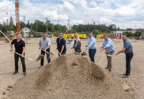 Den symbolischen Spatenstich machten Igor Reisisch (Geschäftsführer Brönner Bautechnik, von links), Carsten Bischoff (Bischoff Projektentwicklung), Ralf Da Val (Rossmann), die Kaufleute Anna und Marcel Fedele (Betreiber der Edeka-Märkte in Pforzheim-Büchenbronn, Bad Wildbad und Bad Wildbad-Calmbach), Bürgermeister Thomas Keller und Manfred Kleile, Geschäftsführer Geoteam Projekt GmbH.