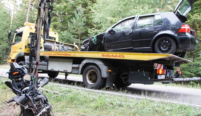 Sowohl das Motorrad als auch der Golf wurden bei dem Unfall stark in Mitleidenschaft gezogen und mussten abgeschleppt werden. Sowohl das Motorrad als auch der Golf wurden bei dem Unfall stark in Mitleidenschaft gezogen und mussten abgeschleppt werden.