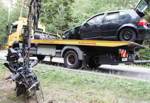 Sowohl das Motorrad als auch der Golf wurden bei dem Unfall stark in Mitleidenschaft gezogen und mussten abgeschleppt werden.
