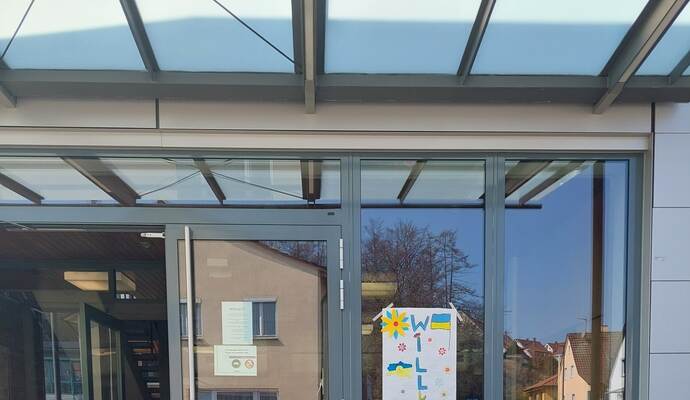 "Willkommen" stand an der Halle in Mühlacker-Lienzingen, als im März die ersten Menschen dort einzogen. Nun soll die Halle zurückgebaut werden und nach den Ferien wieder für die normale Nutzung zur Verfügung stehen.