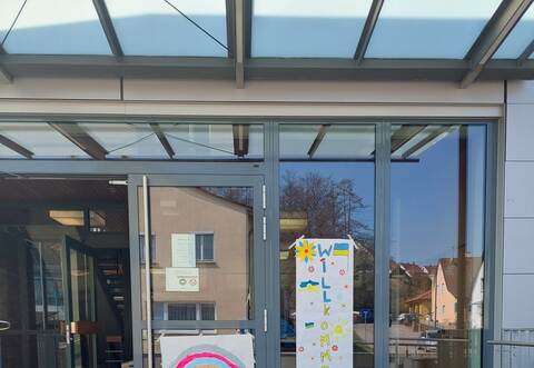 "Willkommen" stand an der Halle in Mühlacker-Lienzingen, als im März die ersten Menschen dort einzogen. Nun soll die Halle zurückgebaut werden und nach den Ferien wieder für die normale Nutzung zur Verfügung stehen.