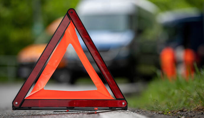 Neun Menschen sind bei einem Unfall mit einem Reisebus auf der A8 bei Karlsbad leicht verletzt worden. Warndreieck