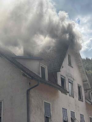 Der Brand eines Dachstuhls in Neuenbürg machte das Mehrfamilienhaus unbewohnbar.