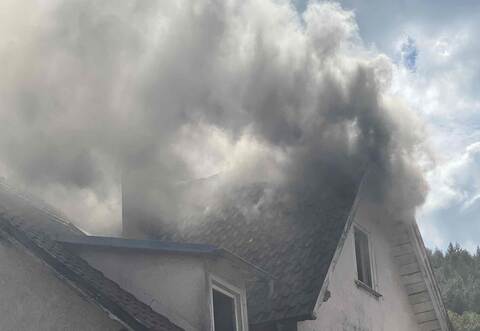 Der Brand eines Dachstuhls in Neuenbürg machte das Mehrfamilienhaus unbewohnbar.