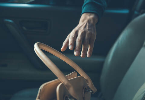 Die Frau wollte nur gerade ihren Einkaufswagen nutzen. Ein unbekannter Jugendlicher nutzte die Unaufmerksamkeit sofort und durchwühlte ihr Auto.