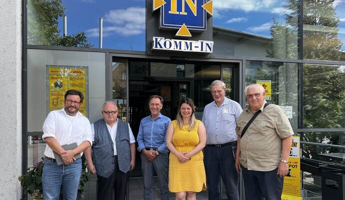 Beim Komm-In haben sich CDU-Kreisrat und Bürgermeister Martin Steiner (von links, Birkenfeld), CDU-Fraktionsvorsitzender Günter Bächle (Mühlacker), Kreisrat Hartmut Ochner (Birkenfeld), die Sternenfelser Bürgermeisterin Antonia Walch sowie die Kreisräte Peter Napiwotzky (Mühlacker) und Kurt Ebel (Remchingen) über diverse Themen ausgetauscht. Beim Komm-In haben sich CDU-Kreisrat und Bürgermeister Martin Steiner (von links, Birkenfeld), CDU-Fraktionsvorsitzender Günter Bächle (Mühlacker), Kreisrat Hartmut Ochner (Birkenfeld), die Sternenfelser Bürgermeisterin Antonia Walch sowie die Kreisräte Peter Napiwotzky (Mühlacker) und Kurt Ebel (Remchingen) über diverse Themen ausgetauscht.