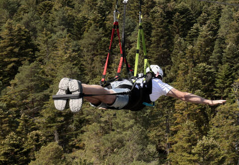 Nichts für schwache Nerven: Mit rund 50 km/h können Mutige beim Flying Fox den Ausblick über den Schwarzwald genießen.
