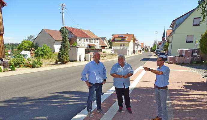 Bürgermeister Matthias Leyn, Ortsvorsteher Michael Nothacker und Bauamtsleiter Martin Dittler (von links) besichtigen das Ergebnis der Sanierung an der Ortsdurchfahrt in Bieselsberg. Bürgermeister Matthias Leyn, Ortsvorsteher Michael Nothacker und Bauamtsleiter Martin Dittler (von links) besichtigen das Ergebnis der Sanierung an der Ortsdurchfahrt in Bieselsberg.