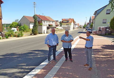Bürgermeister Matthias Leyn, Ortsvorsteher Michael Nothacker und Bauamtsleiter Martin Dittler (von links) besichtigen das Ergebnis der Sanierung an der Ortsdurchfahrt in Bieselsberg.