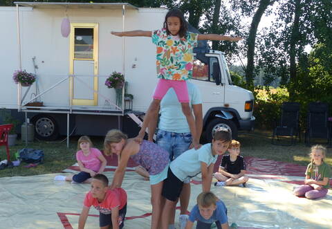 Akrobatik ist ein begehrter Bereich. Da kommt man bei der Hitze ganz schön ins Schwitzen.