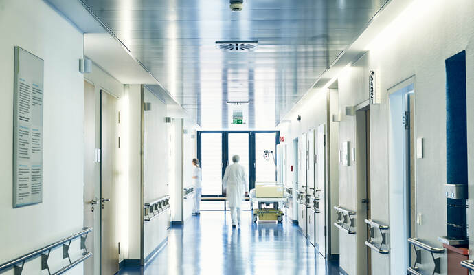 Auf die prekäre Lage mit möglichen Insolvenzen will die Krankenhausgesellschaft jetzt bundes- und landesweit mit der Aktion «Alarmstufe Rot – Krankenhäuser in Gefahr» aufmerksam machen. Auf die prekäre Lage mit möglichen Insolvenzen will die Krankenhausgesellschaft jetzt bundes- und landesweit mit der Aktion «Alarmstufe Rot – Krankenhäuser in Gefahr» aufmerksam machen.