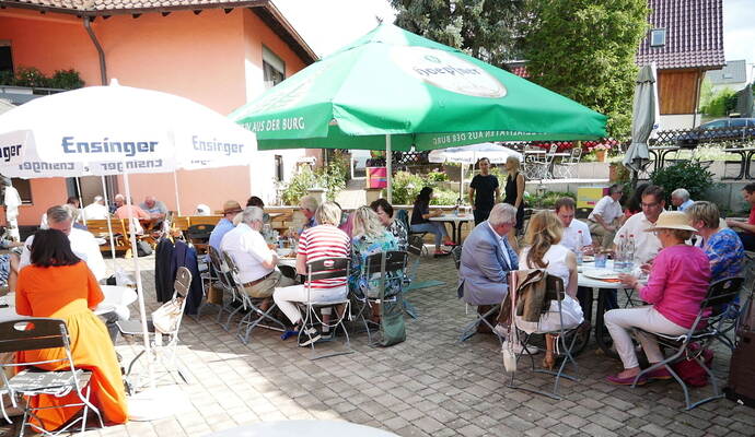 Angeregte Gespräche werden beim Sommerfest der FDP Pforzheim/Enzkreis n Göbrichen geführt. FDP Angeregte Gespräche werden beim Sommerfest der FDP Pforzheim/Enzkreis n Göbrichen geführt. FDP