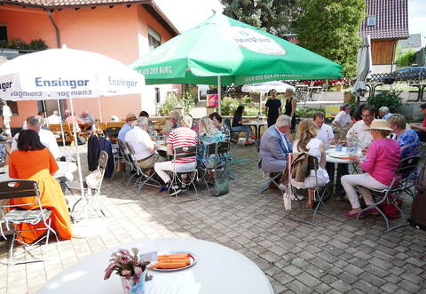 Angeregte Gespräche werden beim Sommerfest der FDP Pforzheim/Enzkreis n Göbrichen geführt. FDP