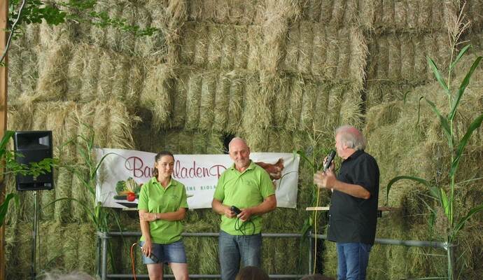 Katharina und Horst Reiser beantworten beim Naturpark Brunch auf ihrem Hof in Feldrennach die Fragen von Uwe Baumann (von links). Katharina und Horst Reiser beantworten beim Naturpark Brunch auf ihrem Hof in Feldrennach die Fragen von Uwe Baumann (von links).