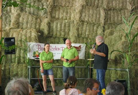 Katharina und Horst Reiser beantworten beim Naturpark Brunch auf ihrem Hof in Feldrennach die Fragen von Uwe Baumann (von links).