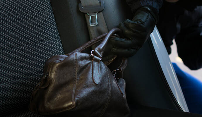 Unbekannte hatten auf einem Parkplatz in Remchingen versucht, einer Frau die Handtasche von ihrem Beifahrersitz zu klauen.