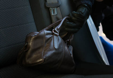 Unbekannte hatten auf einem Parkplatz in Remchingen versucht, einer Frau die Handtasche von ihrem Beifahrersitz zu klauen.