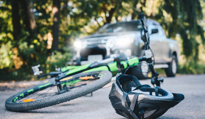 Bei einem Unfall in Knittlingen wurde ein Fahrradfahrer schwer verletzt.