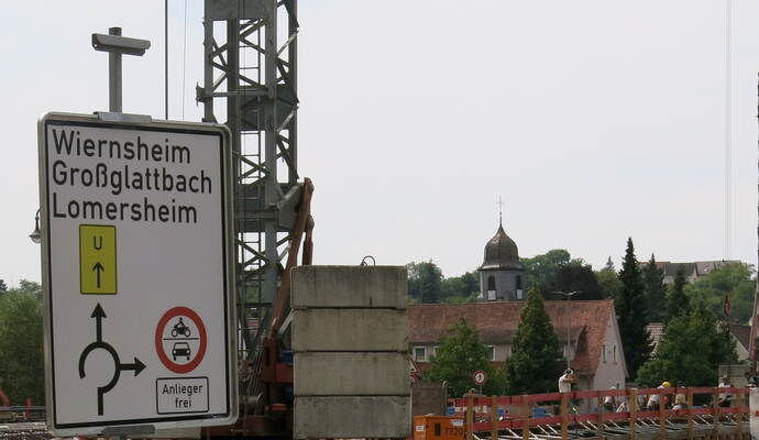 Wegen der hohen Außentemperaturen kann der Einbau der Betonage nicht wie geplant stattfinden.