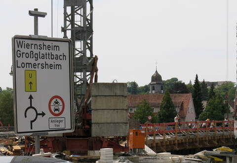 Wegen der hohen Außentemperaturen kann der Einbau der Betonage nicht wie geplant stattfinden.